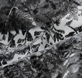 Krajka výšivka na tylu drobný květinový motiv černá