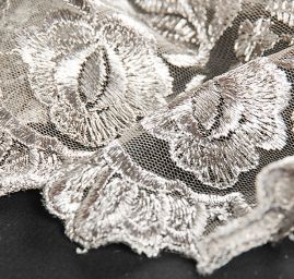 Krajka výšivka na tylu květy ocelově šedá