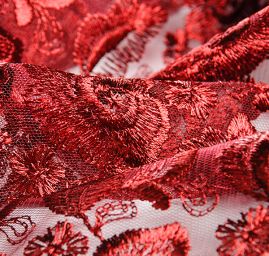 Krajka výšivka na tylu růže vínová