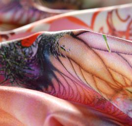 Satén motiv korálů a růží v zářivých barvách