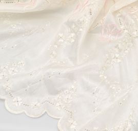 Vyšívaná madeira s bordurou v rokokovém stylu 