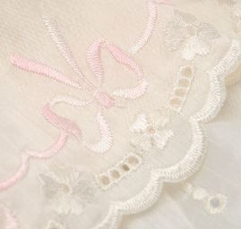 Vyšívaná madeira s bordurou v rokokovém stylu 