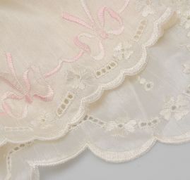 Vyšívaná madeira s bordurou v rokokovém stylu 