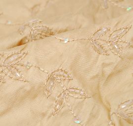 Vyšívaný šantung s rokajlem v krémové barvě