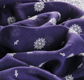 Viskozová šatová látka se vzorem ornamentů 