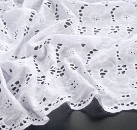 Krajka madeira celoplošná výšivka velký květ bílá