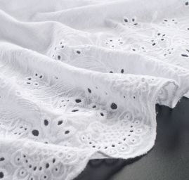 Krajka madeira květinový vzor jemný bílá