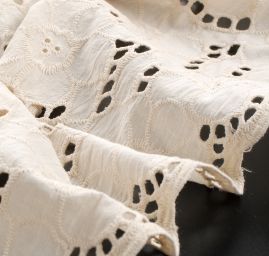 Krajka madeira celoplošná výšivka velký květ krémová