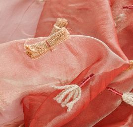 Organza hedvábná s aplikacemi tm.červená