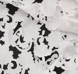 Vyrážená taftová metráž bílá