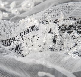 Krajka tyl bordurová výšivka rokajl/korálky bílá