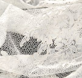Tylová krajka květinová výšivka slonová kost