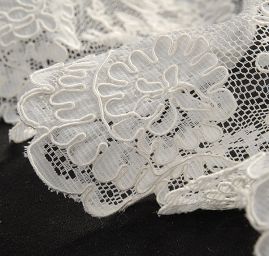 Tylová krajka květinová výšivka slonová kost