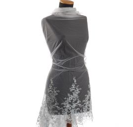 Bordurová krajka výšivka na tylu sv.modrá/bílá