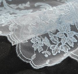 Bordurová krajka výšivka na tylu sv.modrá/bílá