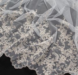 Krajka stříbrná výšivka na tylu květinový motiv
