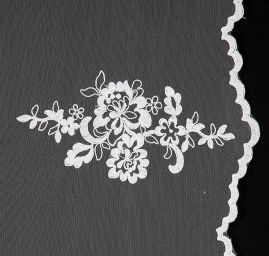 Efektní bordurová krajka na tylu svatební bílá II.jakost