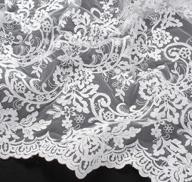 Efektní bordurová krajka na tylu svatební bílá II.jakost