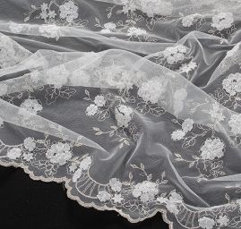 Krajka na tylu s květinovým aplikacemi šedobílá/stříbro