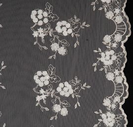 Krajka na tylu s květinovým aplikacemi smetana/stříbro