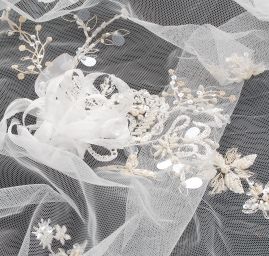 Krajka tylová s květinovými aplikacemi
