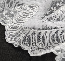 Bordurová krajka výšivka na tylu bílá barokní motiv