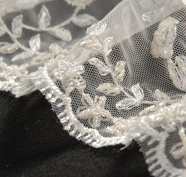 Krajka výšivka na tylu korálky/rokajl/perličky