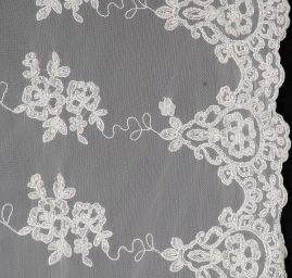 Efektní krajka stříbrná výšivka na tylu perličky
