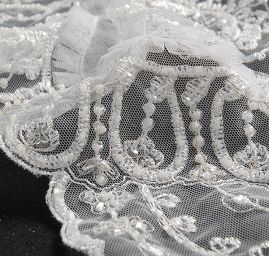 Bordurová krajka barokní motiv rokajl/korálky 