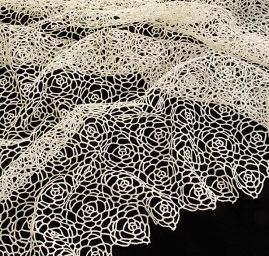 Efektní hrubá krajka motiv růží slonová kost