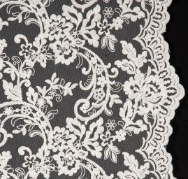 Efektní bordurová krajka na tylu slonová kost