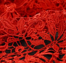 Efektní hrubá krajka motiv květ/ornament červená