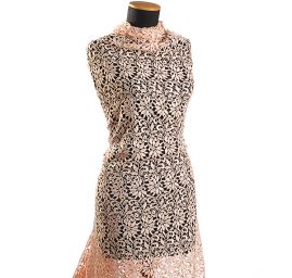 Efektní hrubá krajka motiv květ/ornament broskvová