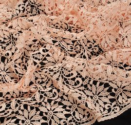 Efektní hrubá krajka motiv květ/ornament broskvová