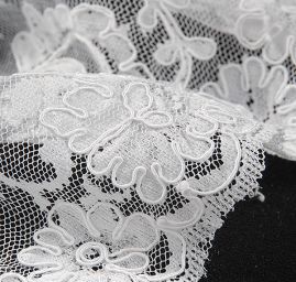 Krajka/tyl s puntíky a květinovou výšivkou bílá 