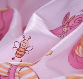 Bavlněná látka medvídci/včelky růžová