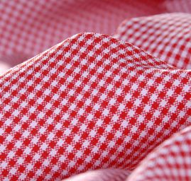 Bavlněná látka oboustranná kostka červená/bílá