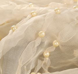 Šifon hedvábí se stužkovou aplikací a perličkami 