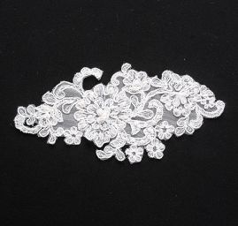 Krajková aplikace s korálky bílá