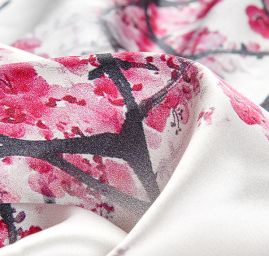 Hedvábný satén květinový motiv japonská višeň