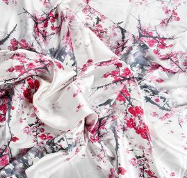Hedvábný satén květinový motiv japonská višeň