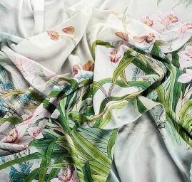 Hedvábný satén květinový motiv