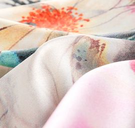 Hedvábný satén květinový motiv leknín