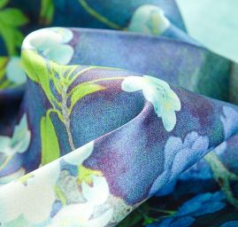 Hedvábný satén květinový motiv