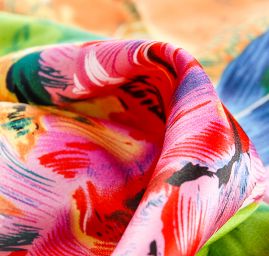 Hedvábný satén květinový motiv