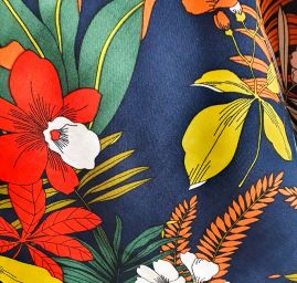 Viskozová šatová látka tisk květiny tm.modrá