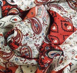 Viskozová šatová látka tisk patchwork červenobílý