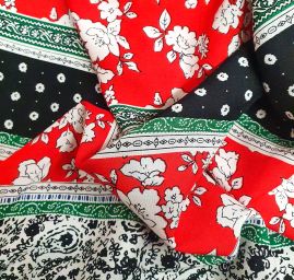Viskozová šatová látka tisk květy a paisley vzor