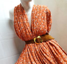 Viskozová šatová látka tisk malé květy skořicová