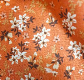 Viskozová šatová látka tisk malé květy skořicová